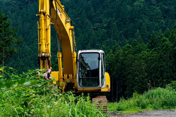 山の中で作業をしているショベルカー
